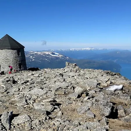 Ny Og Moderne Hytte I Stryn. Solrik Plassering Exterior photo