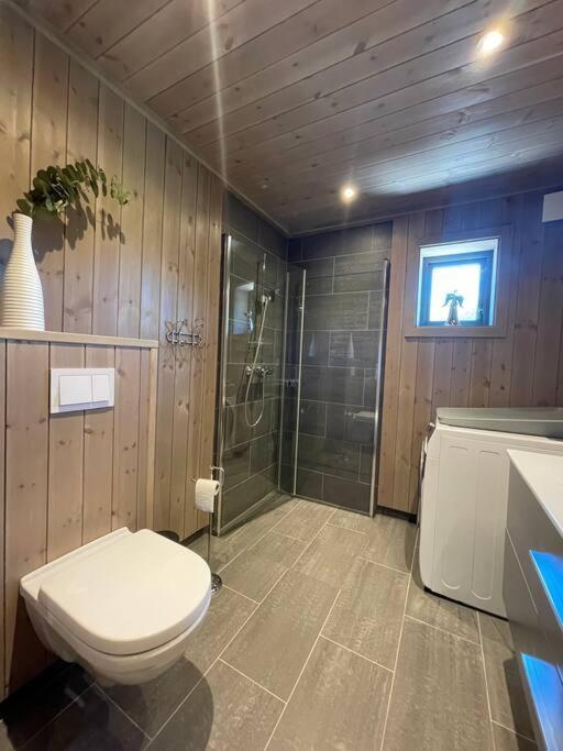 Ny Og Moderne I Stryn. Solrik Plassering Feriehus *
