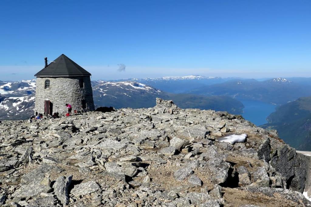 Feriehus Ny Og Moderne I Stryn. Solrik Plassering Stryn