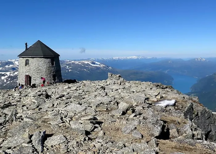 Ny Og Moderne Hytte I Stryn. Solrik Plassering