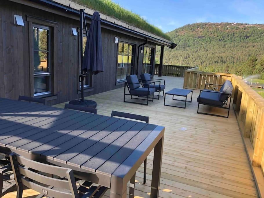 Ny Og Moderne I Stryn. Solrik Plassering Ferienhaus Stryn